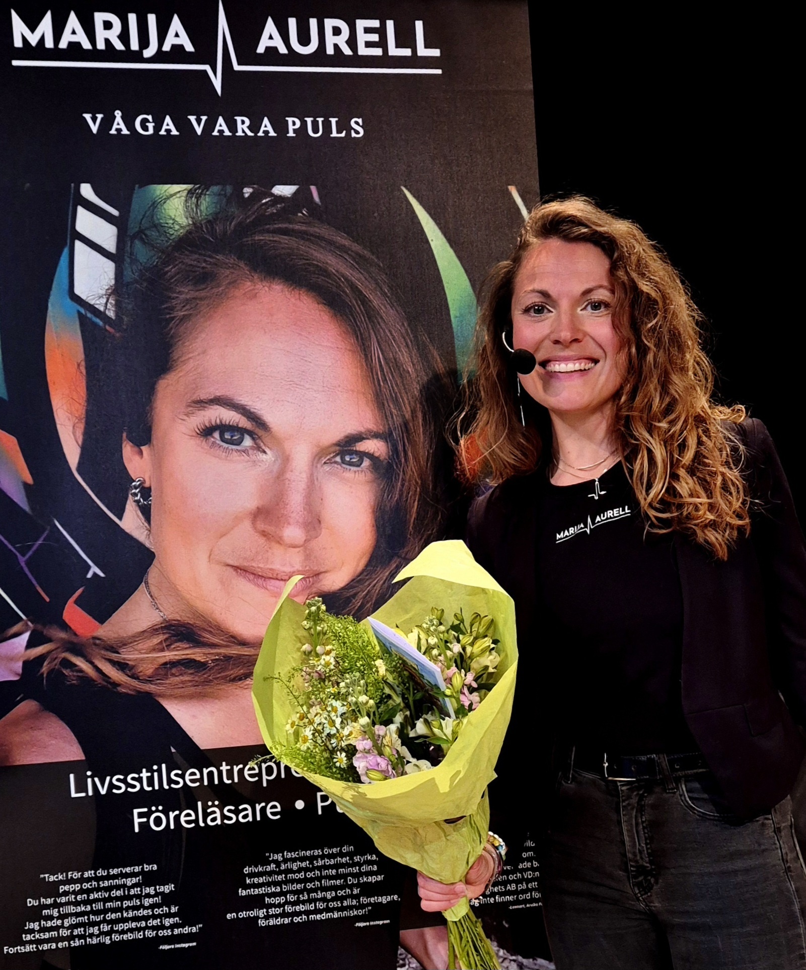 Marija tar emot en stor bukett blommor och ler