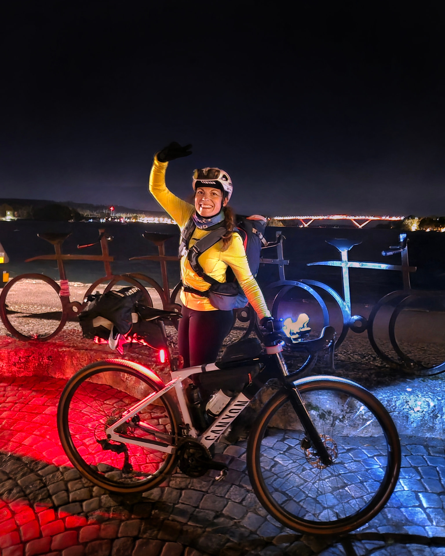 Marija Aurell med cykeln i mörkret, foto Marija Aurell