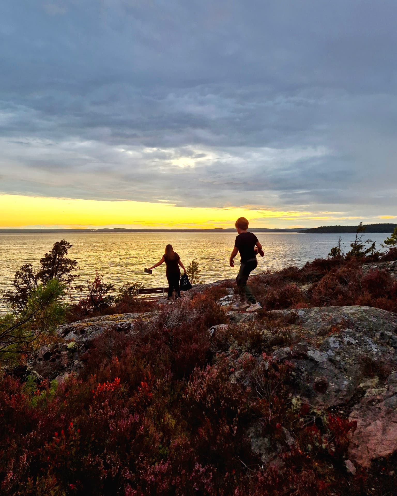 Solnedgång över vattnet vid kusten, foto Marija Aurell